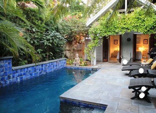 kolam renang rumah pribadi