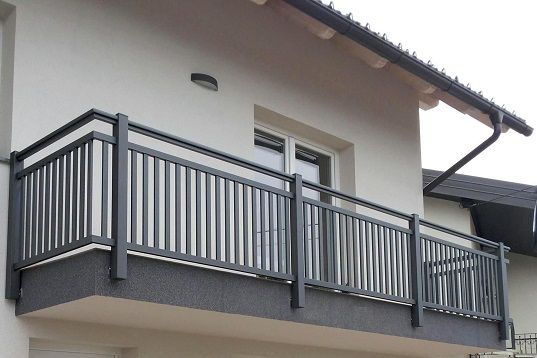 contoh gambar railing balkon minimalis besi