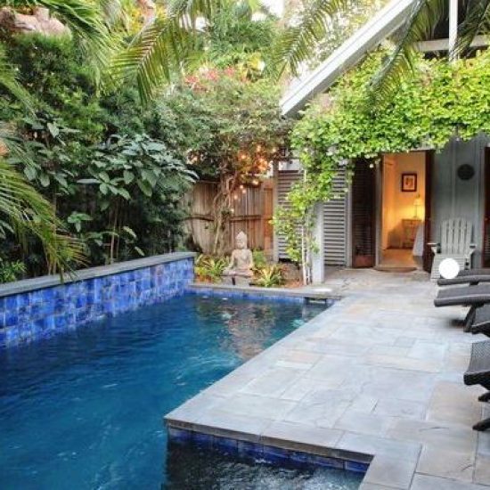 kolam renang rumah pribadi